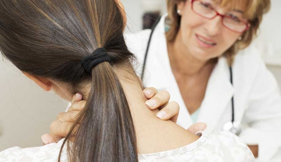 Un medic examinează un pacient cu osteochondroză